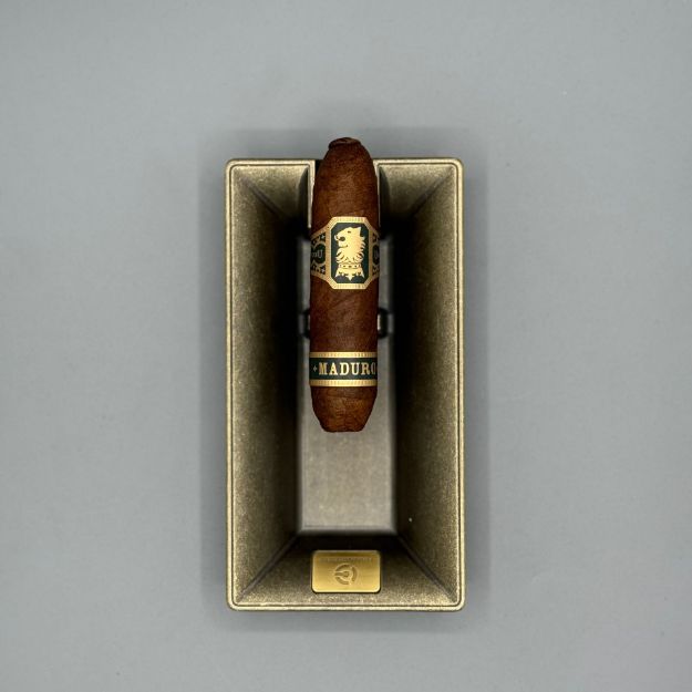 صورة Under Crown Maduro Liga Pig