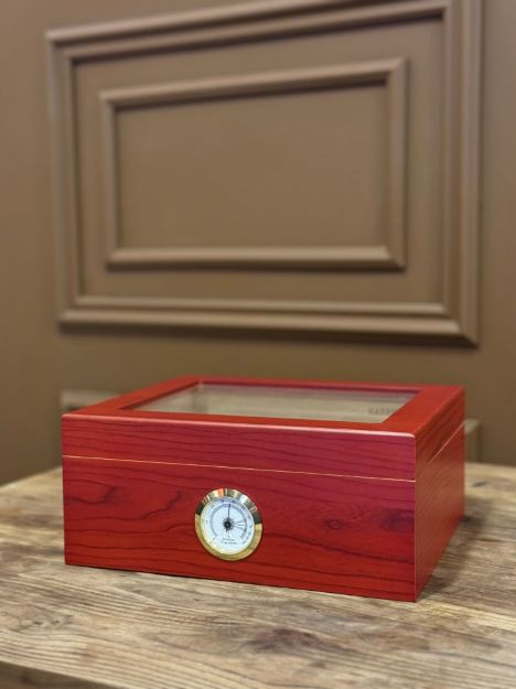 صورة Humidor Red and glass