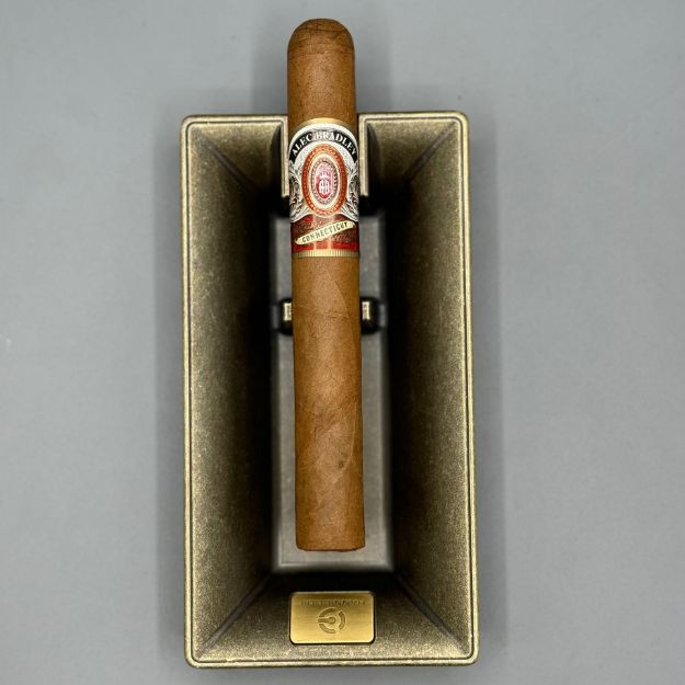 صورة Alec Bradley Connecticut