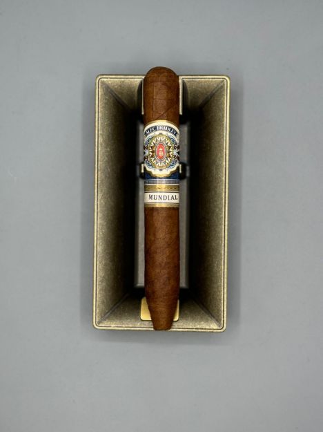 صورة Alec Bradley Mundial 